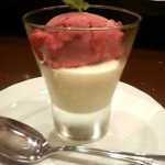 ビストロ オジェ - カシスシャーベットとムース