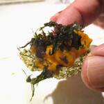 レミニセンス - 雲丹：葛粉海藻で造られた板状のチップに 北海道産の濃厚な味わいの雲丹・ユリ根etc. が美しく盛られています。「手に取ってお召し上がりください。」とのこと、インパクトのある美味しく、印象的な一品ですネ！