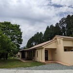 ブラッセリー ラシュレ - お店外観　前日の雨は上がり昼頃から晴れてきました。