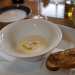 ブラッセリー ラシュレ - 新玉ねぎのポタージュと飴色になるまで炒めた新玉ねぎとパンを添えて
