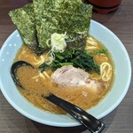 横浜家系らーめん 侍 - ラーメン並、麺固め