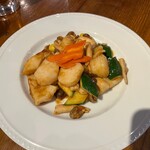 中国郷土料理 錦里 - 新鮮ホタテ、イカ、季節野菜のXO醤炒め！