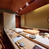 一宇 - 店内はカウンター８席、写真の４席は外国のご夫婦２組
