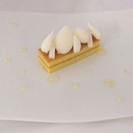 トゥールダルジャン - メイヤーレモンのガトー仕立て　ブランマンジェとレモンシャーベット