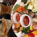 アトリの鐘と葡萄の葉 - 前菜盛り合わせとポテトフライ。。これで、がっつり飲めます（笑）