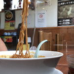 三平らーめん - ☆濃いスープが麺に絡みます
            