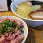 塩そば専門店 桑ばら - 魚介鴨脂の塩と本鮪ネギトロ丼の定食