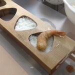 おにぎりや - 木型に入れたあと、丁寧に握ってくれます