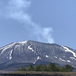 和泉屋傳兵衛 - 光る浅間山。噴煙あがる。