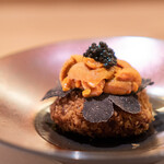 紀尾井町 とんかつ・洋食ひとみ - カニクリームコロッケ　てんこ盛りトリュフ、ウニとキャビア