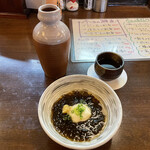 庄や - 日本酒大徳利の常温とお通し〔もずく酢〕