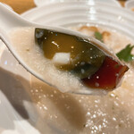 Huang'S Maruyama - 【2023年02月】日曜限定「季節の中華粥＠1,100円」、薬味のピータンもイイ感じ。