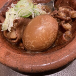 山利喜 - 名物煮込み卵いり　ガーリックトーストも添えてね