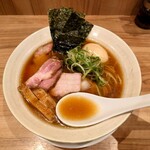 麺処 ほん田 - 醤油ベースのスープ