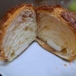 BRING - 蔵王チーズ入りクロワッサン(350円)　断面