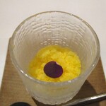 レミニセンス - お口直し：温州ミカンのシャーベットにエディブルフラワーのビオラの花びらが丸くカットして可愛らしく飾られています。