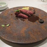 レミニセンス - 肉：鳩の料理は笠原シェフが得意とするお料理のひとつであり、まさに“素晴らしい”のひと言です。 フランスから幼鳥を輸入し育てた茨城県の小鳩を使用し、遠赤外線の低温でじっくりと火入れがしてあります。 鳩の皮はパリッと焼きあげられ、肉はふっくらと血液が滴るようなレア感があるものの鳩の血を想像させるような雑味は微塵も感じさせない最高のお料理ですネ！