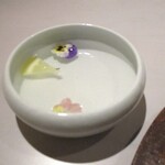 レミニセンス - 肉：鳩の料理は、花びらを浮かべたフィンガーボールが提供されるので、骨の付いた もも肉は手に持って美味しく頂きます。