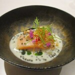 レミニセンス - ビワマス：ビワマスの脂肪分の。融点である38℃にオイルを絶妙な火加減で低温調理され、フロマージュブラン、ブンタン等のキャビアクリームの中、脂ののった 蕩けるようなサクラマスの食感が楽しめます。シブレット、玉葱フリットetcがトッピングされています。