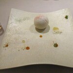 レミニセンス - 苺：メレンゲを焼いてホワイトチョコレートのパウダーがかけられた球体の中では、信州の完熟イチゴがマスカルポーネチーズのアイスクリームに包まれ、アーモンドの香りのゼリー、ルイボスティーのゼリーがアクセントになっています。 真ん中にナイフを入れ半分に割り、イチゴのソースをタラ～リとかけて美味しくいただきます。