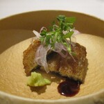 レミニセンス - 鰻：レミニセンスのスペシャリティでもある鰻の料理は、笠原シェフがレミニセンス開業にあたり“熱田 蓬莱軒”で炭火の火入れテクニック等を学ばれたそうです。 白焼きにしてから 赤ワインを使用しフレンチテイストに仕上げた三河一色産の鰻は、炭火でパリッと焼きあげられた皮の食感と香ばしさ、ウナギ本来の美味しさが熱々・最高の味わいで堪能できます。