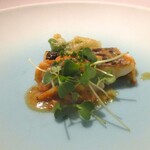 レミニセンス - 魚：静岡県焼津に在る 日本一美味しく魚を仕立てると多くの料理人たちから評価の高いサスエ前田から仕入れた立派なサイズの太刀魚です。塊の状態で太刀魚を炭火でふっくらと焼きあげた後にカットして提供されます。脂の良くのった肉厚で蕩けるような食感にはとても驚かされます。