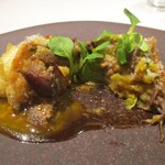 レミニセンス - 蛍烏賊：富山の蛍烏賊をメインに、トウモロコシの生地にパプリカを加えてフリットしてミルフィーユ様に仕立ててあり、中心には燻製にした卵黄が鎮座した超美味しく、心に残るお料理です。 勢いよく真ん中へナイフを入れると、流れ出るトロォ～リとした卵黄が食欲をそそります。 