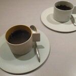 レミニセンス - 茶菓子：シェフが子供の頃に好きだった手作りのお菓子をイメージして造られた茶菓子です。 プッチンできないプッチンプリン、シンプルなガトーショコラ、雪見大福、きのこの山。 幼少期を想い出される楽しいプレートです。 コーヒーと一緒にいただきました。