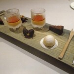 レミニセンス - 茶菓子：シェフが子供の頃に好きだった手作りのお菓子をイメージして造られた茶菓子です。 プッチンできないプッチンプリン、シンプルなガトーショコラ、雪見大福、きのこの山。 幼少期を想い出される楽しいプレートです。 コーヒーと一緒にいただきました。