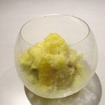 レミニセンス - パイナップル：フレッシュなパイナップルとローストしたパイナップルに、ココナッツの味付けとミントの感じられるアイスクリーム。硬くて甘いパテドフリューやボール状のパイナップルのゼリーが加わり、その全面にパイナップルのシャーベットが振りかけられたパイナップル尽くしのデセールです。