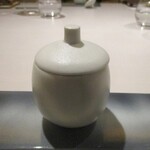 レミニセンス - 天の岩戸：葛原シェフ自らが3週間に1度、三重県の伊勢神宮近く 志摩市に在る恵利原の水穴（えりはらのみずあな：名水百選のひとつで別名が “天の岩戸”）まで 湧水を汲みにいかれているそうです。 洗練された濃厚で香りの良いスープは、その湧水を使い、名古屋コーチンの丸鶏、塩と昆布のみを使用して12時間かけて丁寧にあくを取りながら仕上げられるそうです。