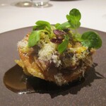 レミニセンス - 蛍烏賊：富山の蛍烏賊をメインに、トウモロコシの生地にパプリカを加えてフリットしてミルフィーユ様に仕立ててあり、中心には燻製にした卵黄が鎮座した超美味しく、心に残るお料理です。 勢いよく真ん中へナイフを入れると、流れ出るトロォ～リとした卵黄が食欲をそそります。 