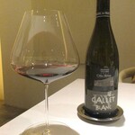 レミニセンス - FRANCOIS VILLARD 2015 Cote-Rotie　LE CALLET BLANC（赤）3,000円：シラー、ヴィオニエを使用したアルコール分13％のフルボディーの南フランスワイン。グラスから華やかな香りが広がり、口当たり良く、熟成により豊かなタンニンを感じられる上品でおだやかな雰囲気の素晴らしい味わいのワインです。