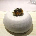 レミニセンス - 雲丹：葛粉海藻で造られた板状のチップに 北海道産の濃厚な味わいの雲丹・ユリ根etc. が美しく盛られています。「手に取ってお召し上がりください。」とのこと、インパクトのある美味しく、印象的な一品ですネ！