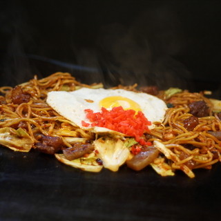 Very popular with women too! Mentaiko yakisoba with plenty of butter and other side dishes are also available!