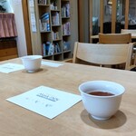 中井春風堂 - 待ってる間はこちらの席で