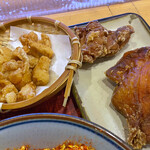 Ayagawa Udon - 鶏皮塩せんべい¥100と唐揚げ¥140‪‪✕‬‪‪2個 どちらも美味い！