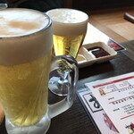 En - セットのグラスビールと生中ジョッキ580円