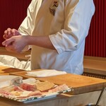宮島鮨 まいもん - 握りはすべて何らかの味付きで出されるので、醤油なしで美味しくいただけます。(230424)