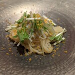 宮島鮨 まいもん - そうめんみたいに細い冷製パスタ。黄色い粉末はサメか何かの玉子で作ったカラスミらしい。(230424)