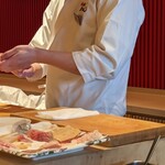 宮島鮨 まいもん - 板前さんが進行状況を見ながら目の前で握ってくれる。(230424)