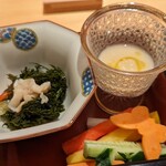 宮島鮨 まいもん - 生ひじきの酢の物？とバーニャカウダの野菜添え(230424)