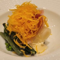 鉄板焼katakago - ホワイトアスパラと生ハム、アスパラ菜、ミモレット