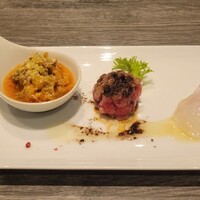 鉄板焼katakago - 左から牛スジトマト煮込み、
                    ハッシュドステーキ、水たこのカルパッチョ