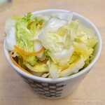 天家 まるまさ - おかわり自由の白菜の浅漬けが地味に美味い。