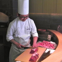 銀座 ひらやま - お肉を慈しむように扱う平山シェフ