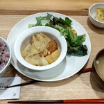 Cafe&Meal MUJI - 【ごはん（十穀米［大盛り］）】・【ﾒｲﾝ（豚肉とｷｬﾍﾞﾂのｲﾀﾘｱ風煮込み）】・【ﾃﾞﾘ（ﾈｷﾞと枝豆の厚焼き玉子）】