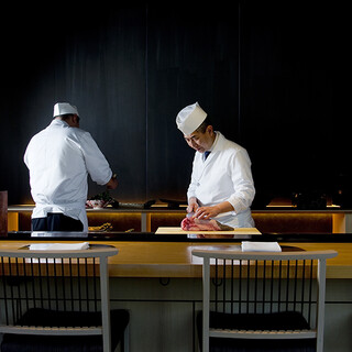 目の前でお料理をご提供。臨場感溢れるカウンター席