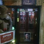 BRITISH RESTAURANT CLASH - 入口（通常はクリスマスリースはない）