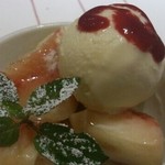 ラ ポルトルージュ - デザート（桃のアイス添え）